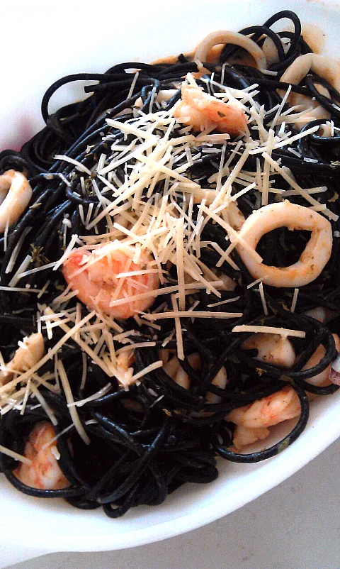 Squid ink pasta with seafood sauce|Cindyさん