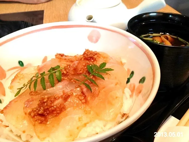 鯛の胡麻味噌丼|しょこさん