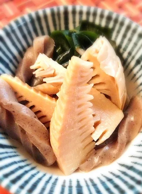 Snapdishの料理写真:The 和 simmered bamboo shoots✨筍とこんにゃく炊いたん わかめ添え🎵若竹煮|🌈Ami🍻さん