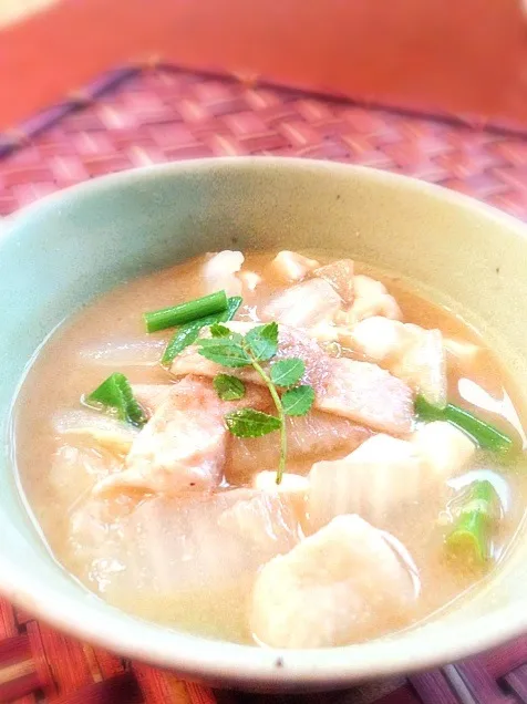 Snapdishの料理写真:Miso soup of chicken skin and Chinese cabbage♨かりっと、とろんの鶏皮の白菜味噌汁|🌈Ami🍻さん