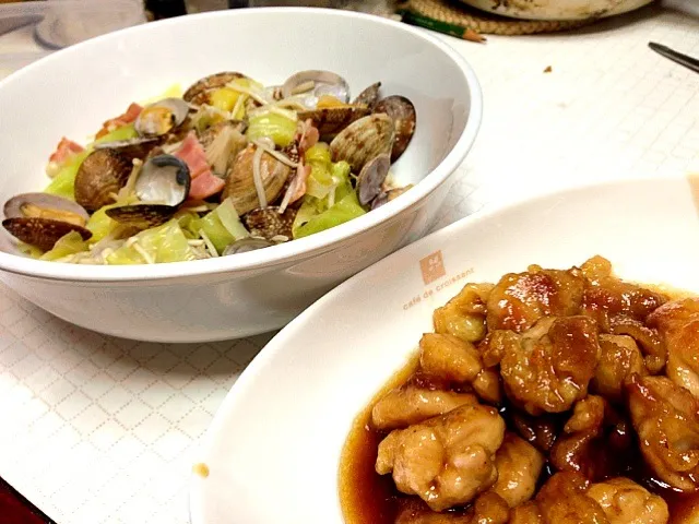 夕飯メイン☆アサリとキャベツのワイン蒸し🍸鶏モモの照り焼き🍖|つついなつさん