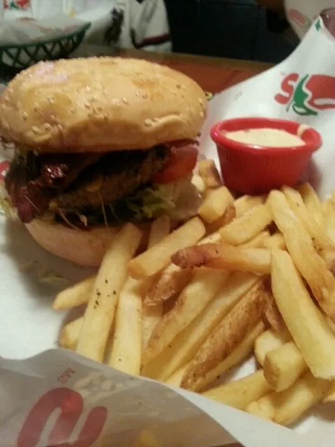 Chili's Triple Grilled Jalapeno Cheese Burger & Fries|Mrs BNazさん