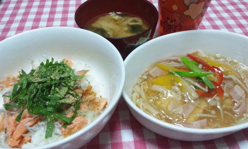 さっぱり丼(塩鮭･ちりめんじゃこ･大葉･すりごま)、あんかけ豆腐ステーキ(木綿豆腐･ベーコン･赤&黄パプリカ･えのき･青ねぎ)、お味噌汁(油揚げ･わかめ)|まあるさん