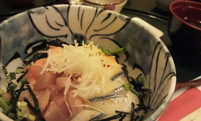 さより　サーモン　まぐろ丼|シミズマキさん