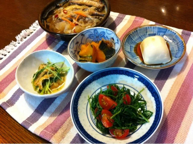 おかひじきとトマトのサラダ、薄揚げと水菜の煮物、カボチャのおかか煮、冷奴、ししゃもの南蛮漬け|きりママさん