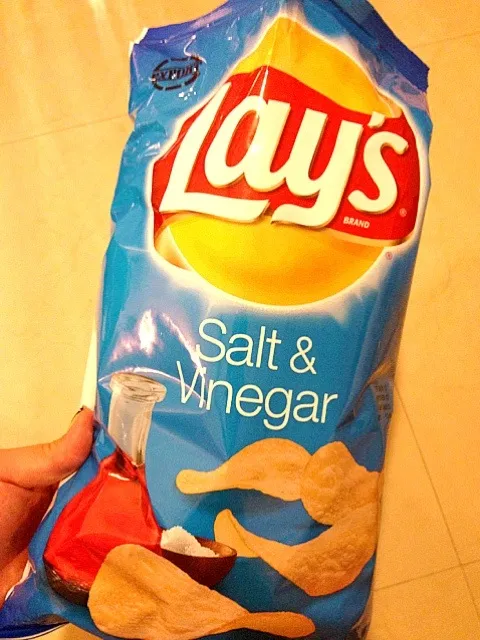 😙😙😙 my all-time favourite junk snack ... i ❤u salt & vinegar crisps|Cloudy Gさん