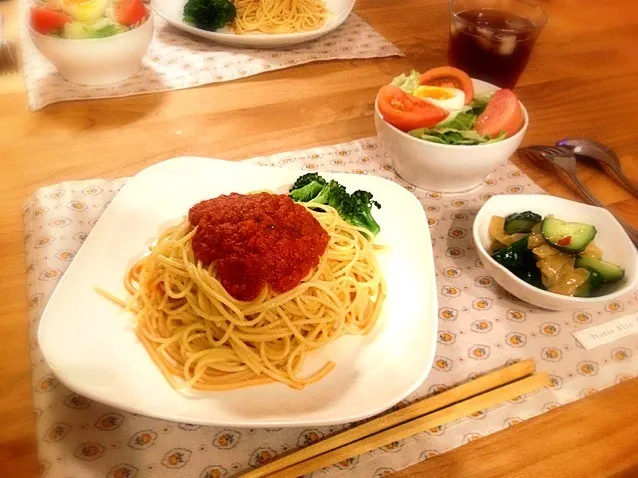 Snapdishの料理写真:トマトソースパスタ&胡瓜とくらげの和え物|Nari mikamiさん