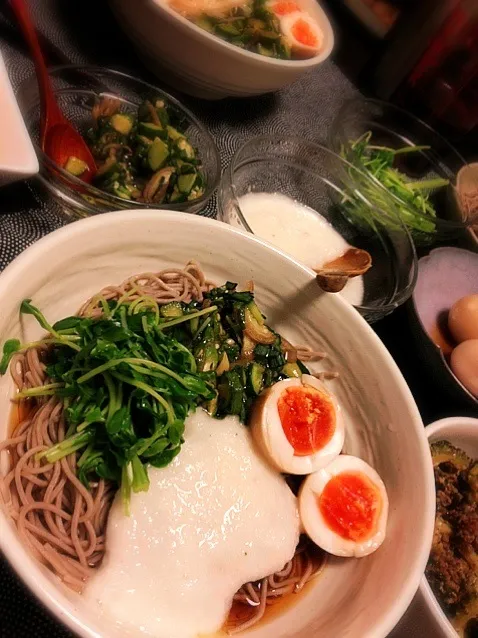 ぶっかけ蕎麦。とろろ、豆苗など|晴雨さん