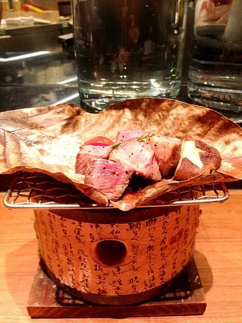 Grilled beef chunks on special leaf|Foodさん