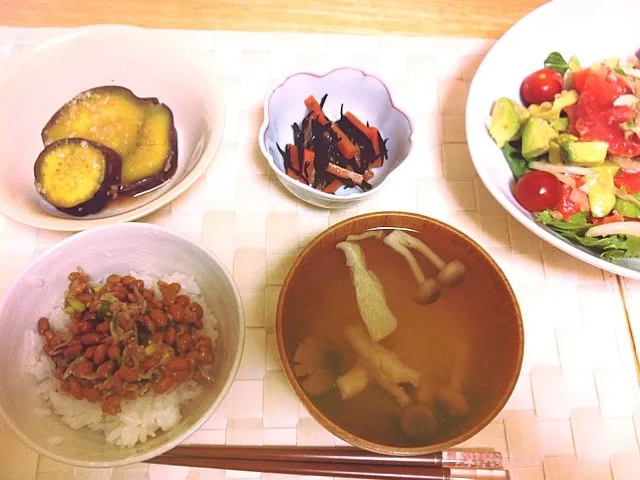 サラダ、さつまいもの塩麹煮、ひじき煮、きのこのお味噌汁、納豆ごはん|ゆにょさん