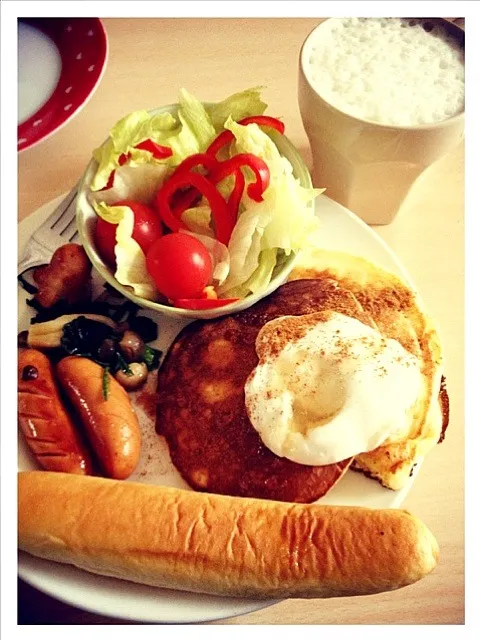 Healthy brunch: pancakes, banana juice and vegetables|あぼちさん