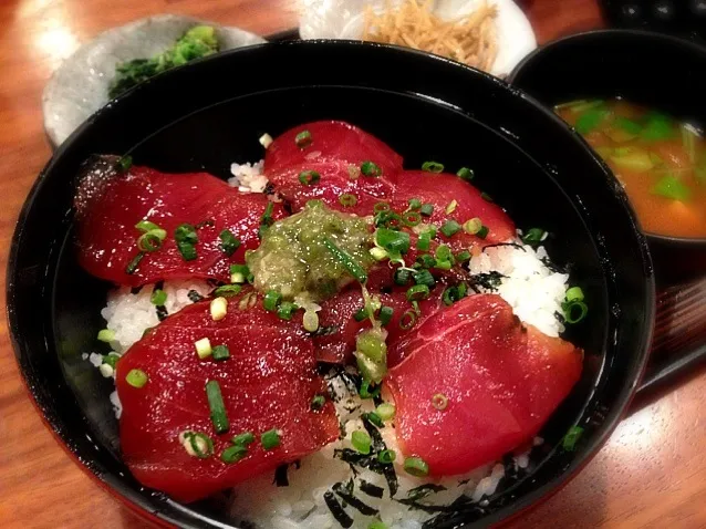 日替りランチ、水曜日は葉わさびヅケ丼。葉わさびはかなり辛いので、食べるとき辛い空気をうっかり吸い込むとむせます。|liccaさん