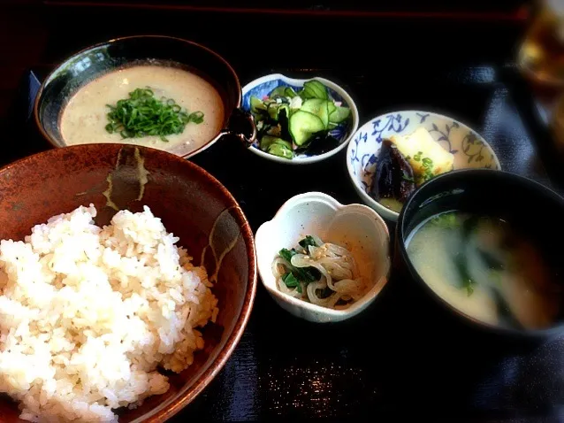 さつま汁定食をいただきました。鯛のほぐし身に味噌とおダシ、これを麦ご飯にかけて。|うきさん