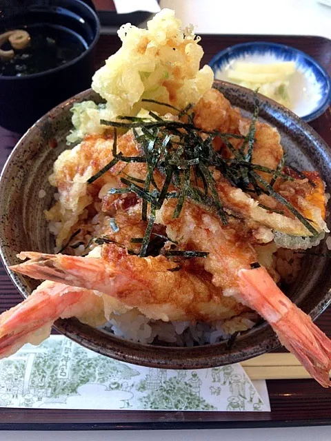 Snapdishの料理写真:伊勢にて٩(*❛⊰❛)ʓਡ～❤天丼〜(๑´ڡ｀๑)ぺろり|avyさん