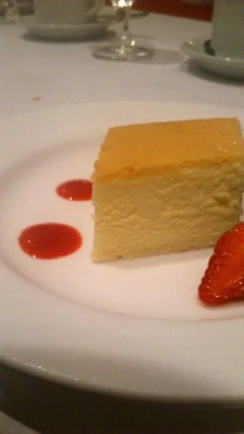 Cheese cake with strawberry sauce|Chairunisa Indahさん