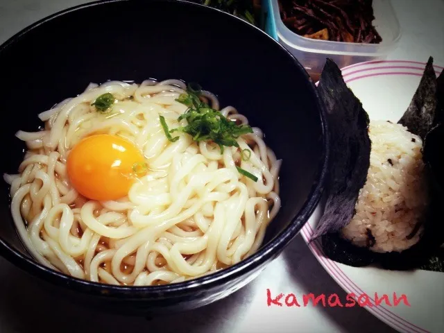 Snapdishの料理写真:釜玉うどん、塩昆布と胡麻のおにぎり|かまさん