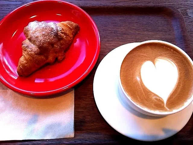 Almond croissant & cafe latte|Makigelinaさん