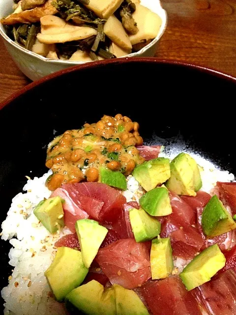 まぐろアボカド丼納豆乗せとわらびとたけのこの煮物。|ヨミルさん