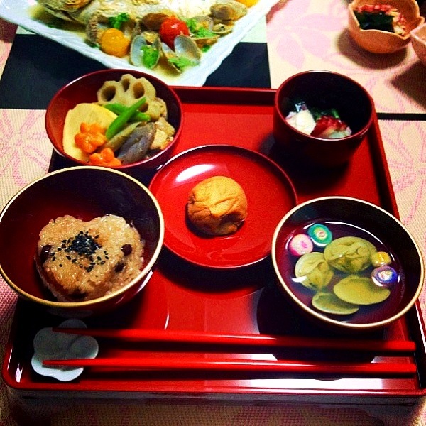 手作り お食い初め 赤飯 蛤のお吸い物 筑前煮 タコときゅうりわかめの酢の物 梅干し Marico Snapdish スナップディッシュ Id Nmyq4a