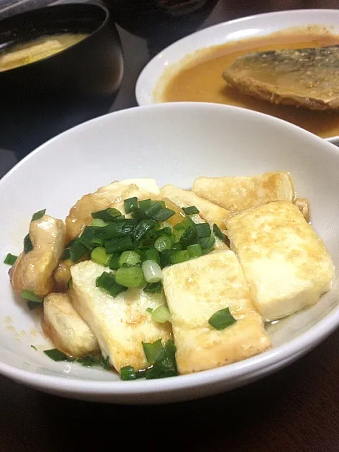 揚げ出し豆腐風、鯖の味噌煮、キャベツと油揚げの味噌汁、小松菜のお浸し|chobicmさん