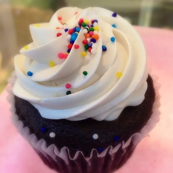 Chocolate Cupcake With Vanilla Buttercream frosting|Romeoさん