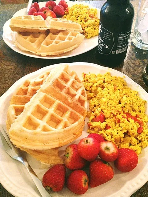 Vegan waffles and tofu scramble.|Anneさん