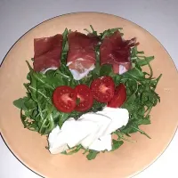 insalata (rucuola,pomodori,prosciutto crudo e mozzarella )|Carmenさん