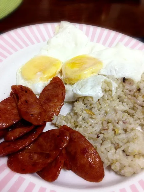 Snapdishの料理写真:My boy's request Sausage, Egg and brown rice.|yukさん