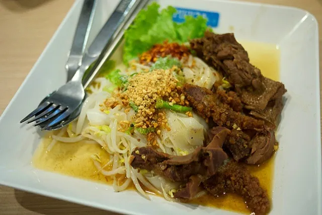 เส้นใหญ่ต้มยำแห้งเป็ดตุ๋น センヤイトムヤムヘン ペットゥン 幅広汁なしトムヤム麺のアヒル肉醤油煮のせ   ペットゥンとトムヤムがいっしょに合わさってて、しかも汁なし麺だなんて取り合わせが珍しいなーと思った。屋台でも注文したら作ってくれるのかな?|msdsystemさん