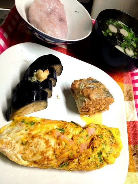 Snapdishの料理写真:ハムとブロッコリーの茎のオムレツ。水ナス、鯖味噌煮。冷蔵庫の掃除飯|ハルさん