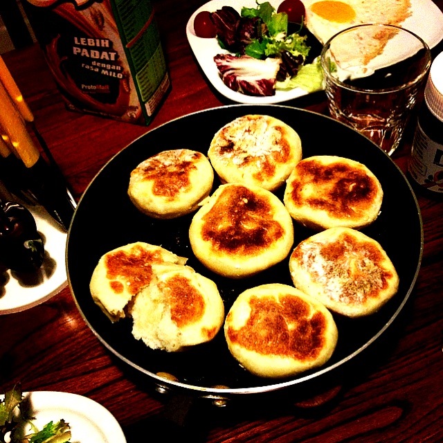 Frying pan grilled Honey Buns フライパンで焼くもっちり蜂蜜パン/Yuka Nakata SnapDish[スナップディッシュ] (IDrC4uja)