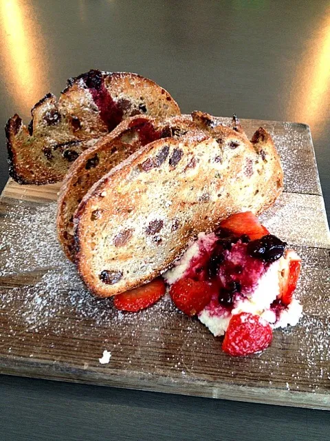 Rosemary and Vine Fruit Toast with Ricotta and Berries 😋|Mollyさん