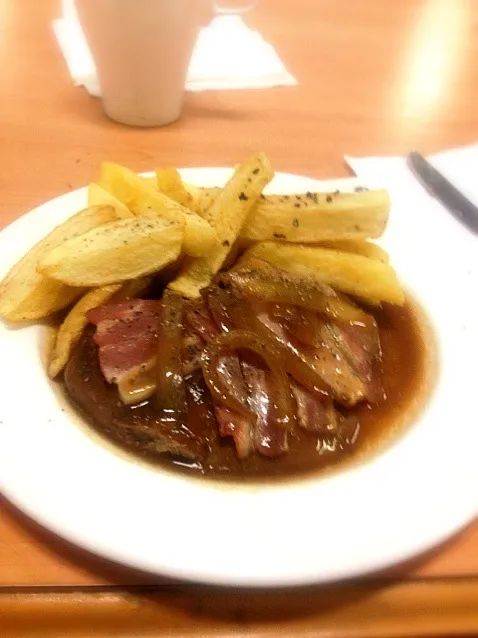 Lamb liver and gravy, chips|kazuko Tsujiさん