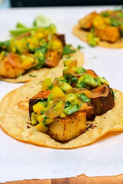 potato tacos w/ mango salsa + pickled red onions|dina rulliさん