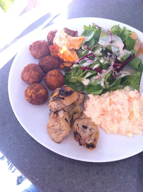 Artichoke, falafel's, coleslaw and salad with homous and dressing|🍓Jolejo🍓さん