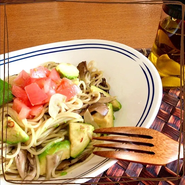 アボカドと舞茸のパスタ🍝|konriさん