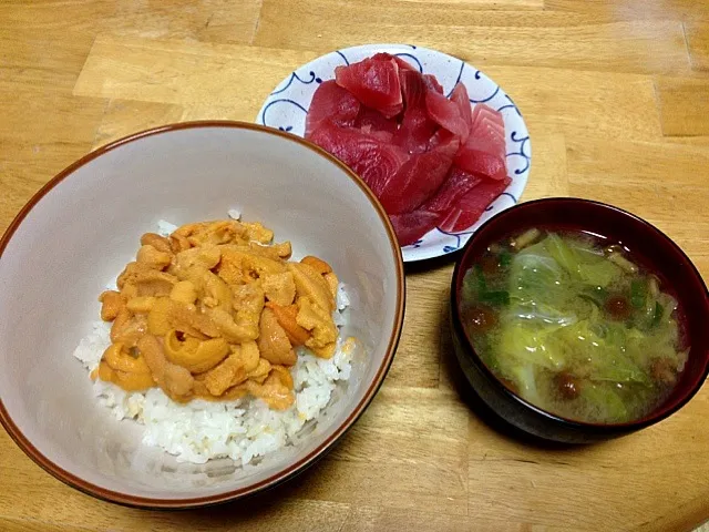 Snapdishの料理写真:塩水うに丼となめこの味噌汁 マグロの中落ちも|ピクピクさん