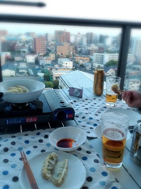 ベランダで餃子ぱーちぃ|マシューさん