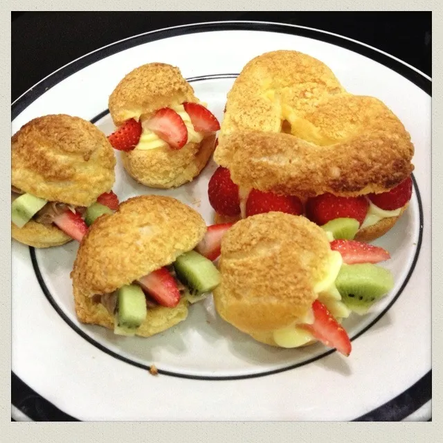 Puff pastry with whipped cream and fresh fruit|moonbunnyさん