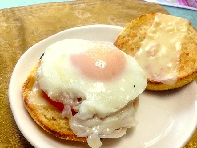 目玉焼きとトマト、チーズのマフィンサンド|あやさん