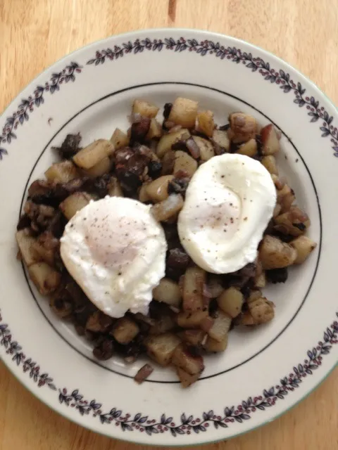 Poached Eggs over Mushroom Hash|http://melissasmenu.wordpress.com/さん