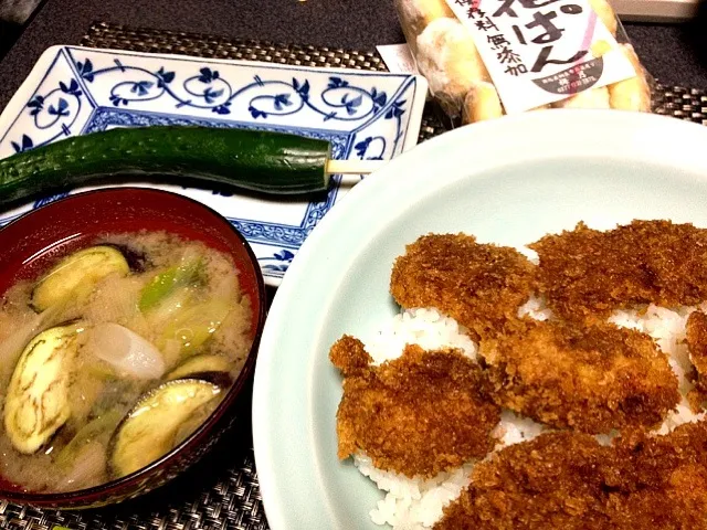 #夕飯 茄子とネギ味噌汁、キュウリ(棒に刺さってるやつ)、ソースカツ丼。「ようこそ糸屋通りへ」のやつ。あ、花ぱんもあるーーーっ  #kiryu|ms903さん