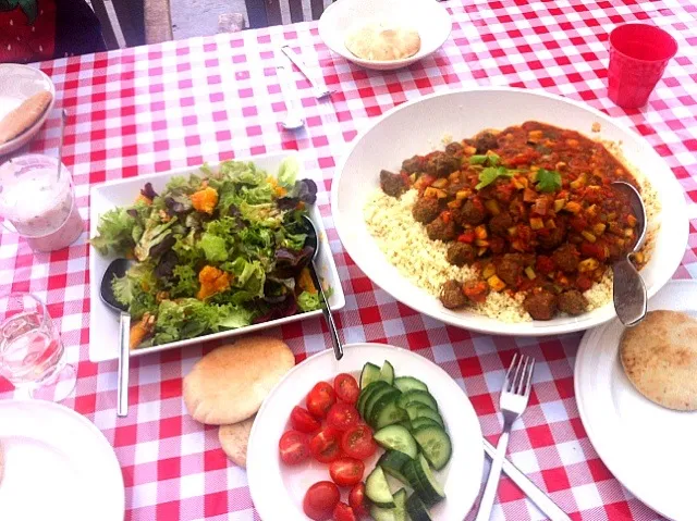 Marokkaanse gehaktballetjes met courgette en couscous met een frisse salade.|petitさん