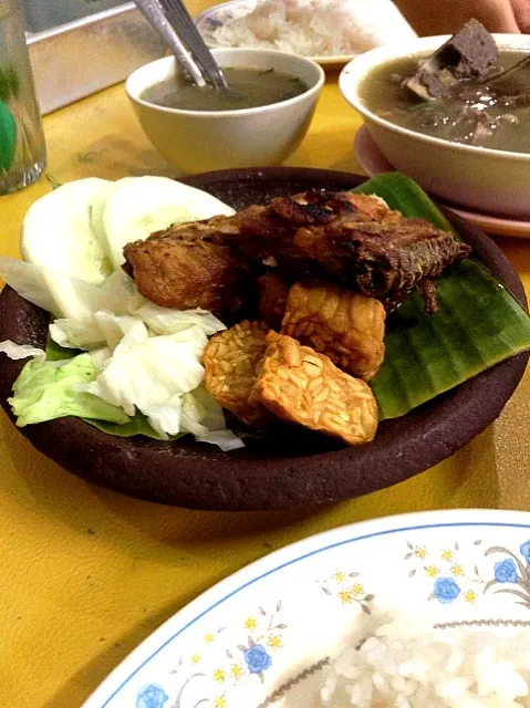 Snapdishの料理写真:Nasi Lalap Ayam Goreng|angela angieさん