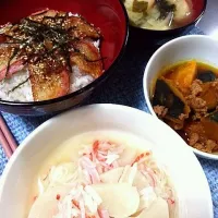 Snapdishの料理写真:かまぼこ丼 大根のかにかま煮 かぼちゃのそぼろ煮 わかめと麩の味噌汁|野崎恵理さん