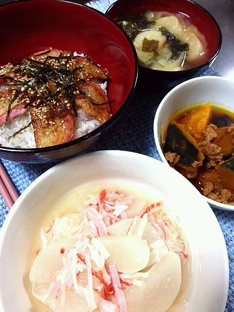 かまぼこ丼 大根のかにかま煮 かぼちゃのそぼろ煮 わかめと麩の味噌汁|野崎恵理さん