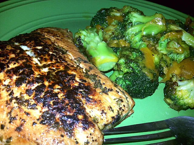 Snapdishの料理写真:Salmon n Cheesy Broccoli. .|Goldaさん