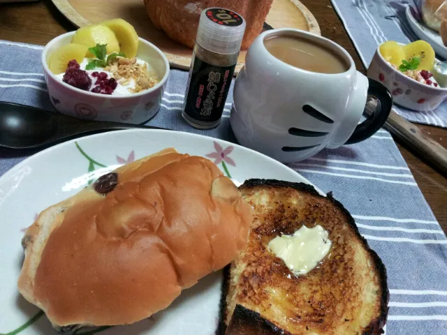 Snapdishの料理写真:朝食(レーズンパン&はちみつトースト)|シェリリンさん