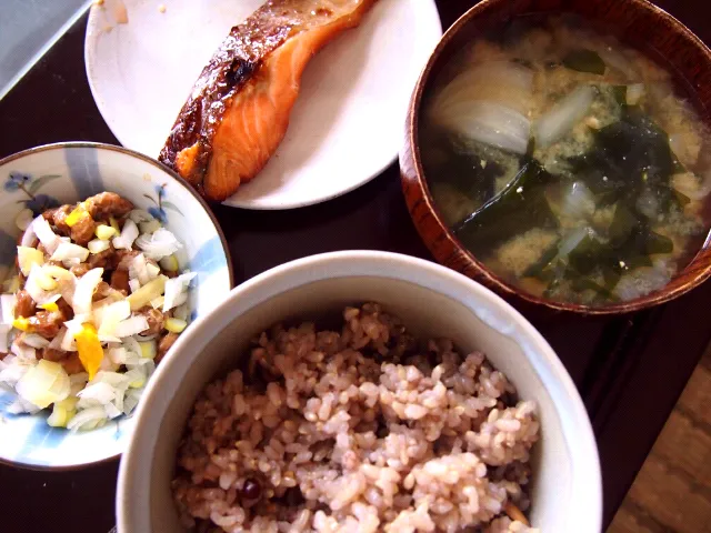 鮭照り焼き&納豆&新玉ねぎとワカメの味噌汁|まぐろさん