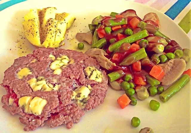 Gorgonzola burger with vegetables.|De Pupesさん